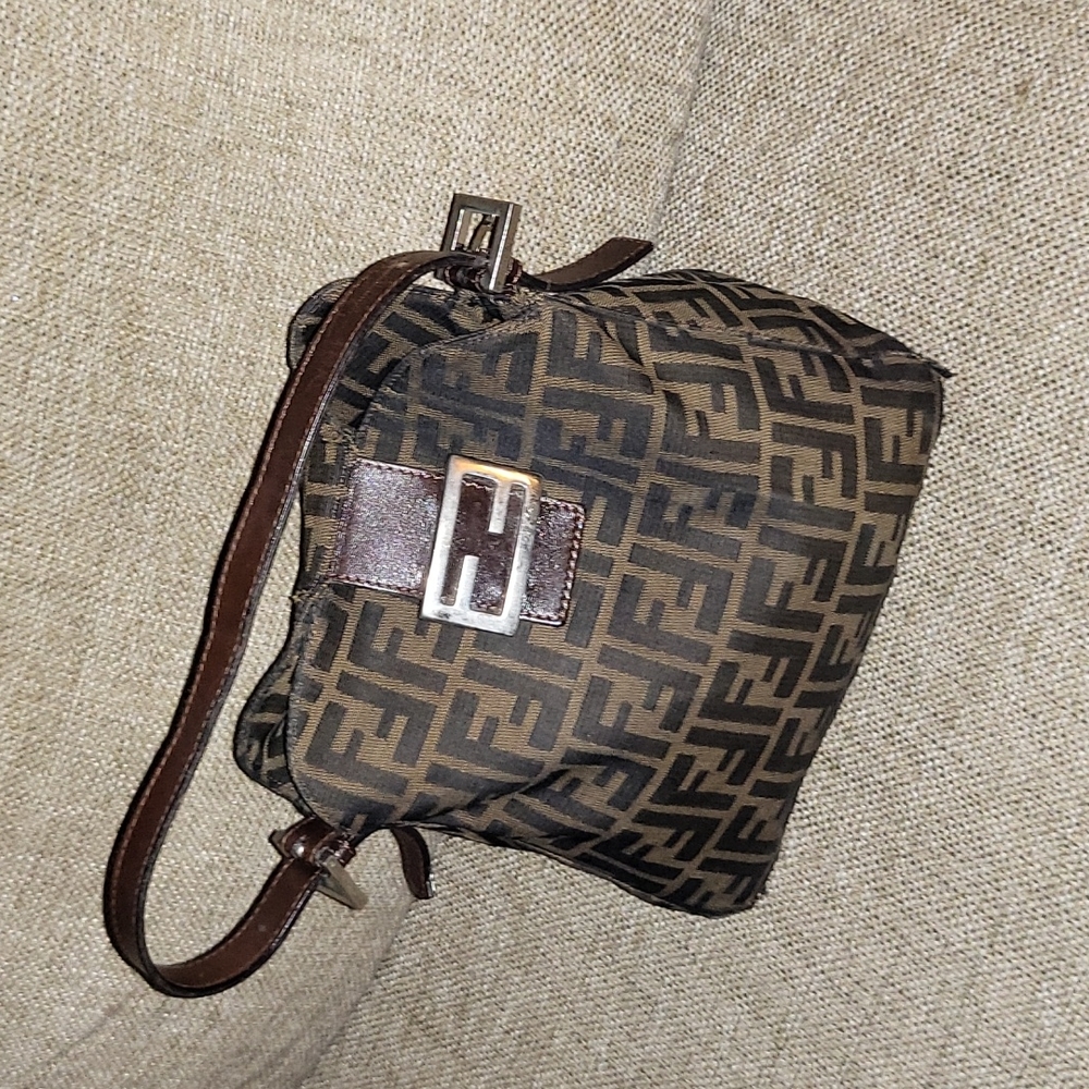 Vintage Fendi Bag 😍 - Picture 2 of 16